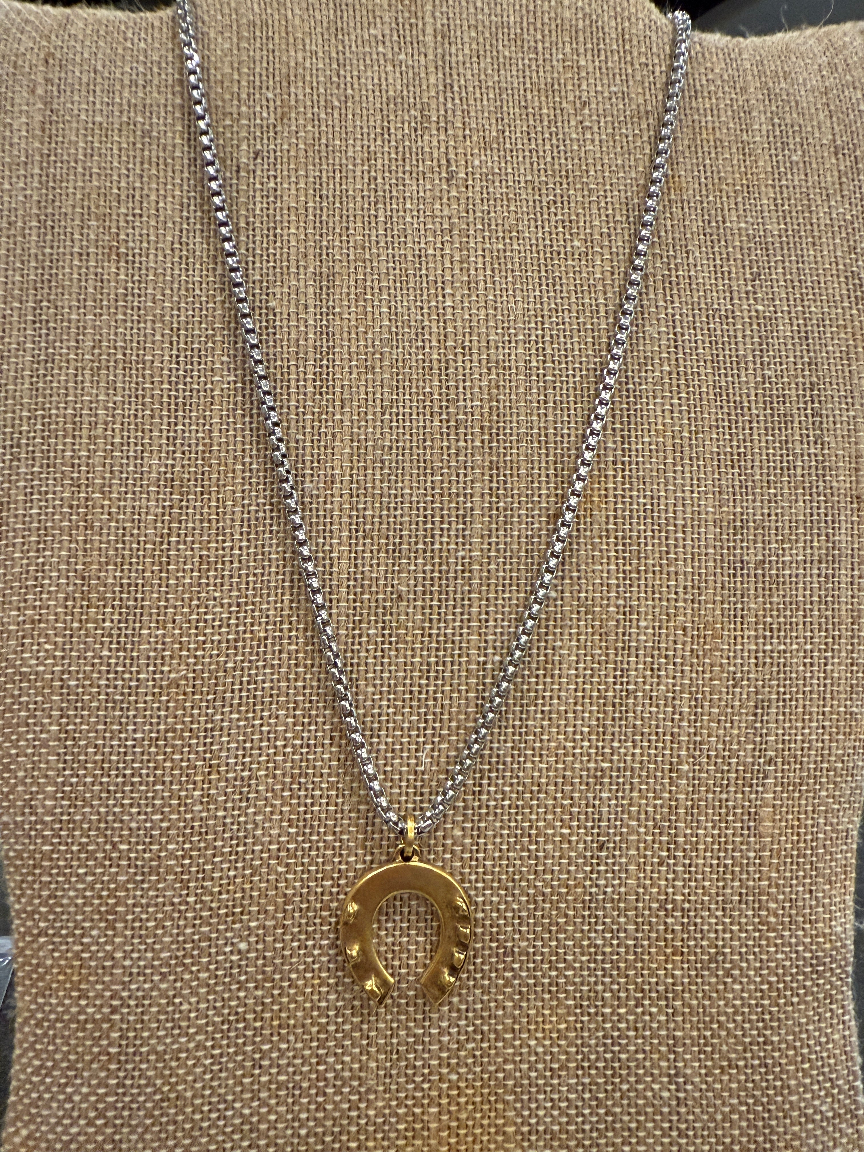 Gold Horseshoe Pendant Necklace – Western-Inspired Good Luck Charm