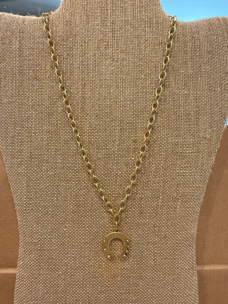 Golden Horseshoe Luck Necklace – Symbol of Good Fortune & Elegance