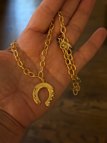 Golden Horseshoe Luck Necklace – Symbol of Good Fortune & Elegance